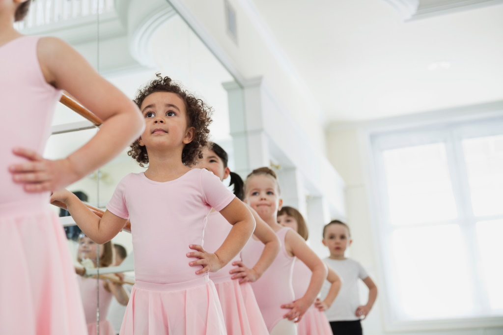 Young kids at a ballet barre